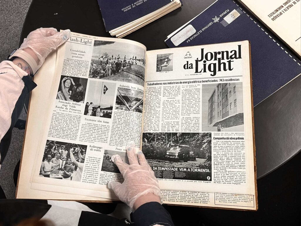 Entre itens doados, estão edições históricas do Jornal da Light. Foto: Gabriel Rechenioti / Acervo Memória da Eletricidade